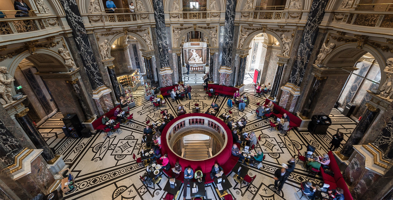 Kunsthistorisches Museum Vienna exterior with ornate architecture and grand entrance.