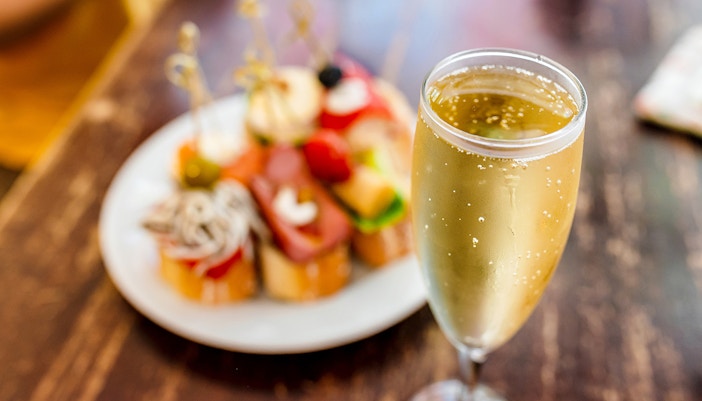 sandwich appetizer with wine