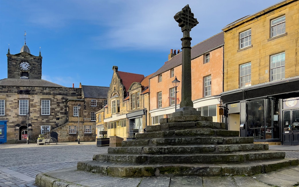 Market Cross in Alnwick town square, part of the guided day tour from Edinburgh.