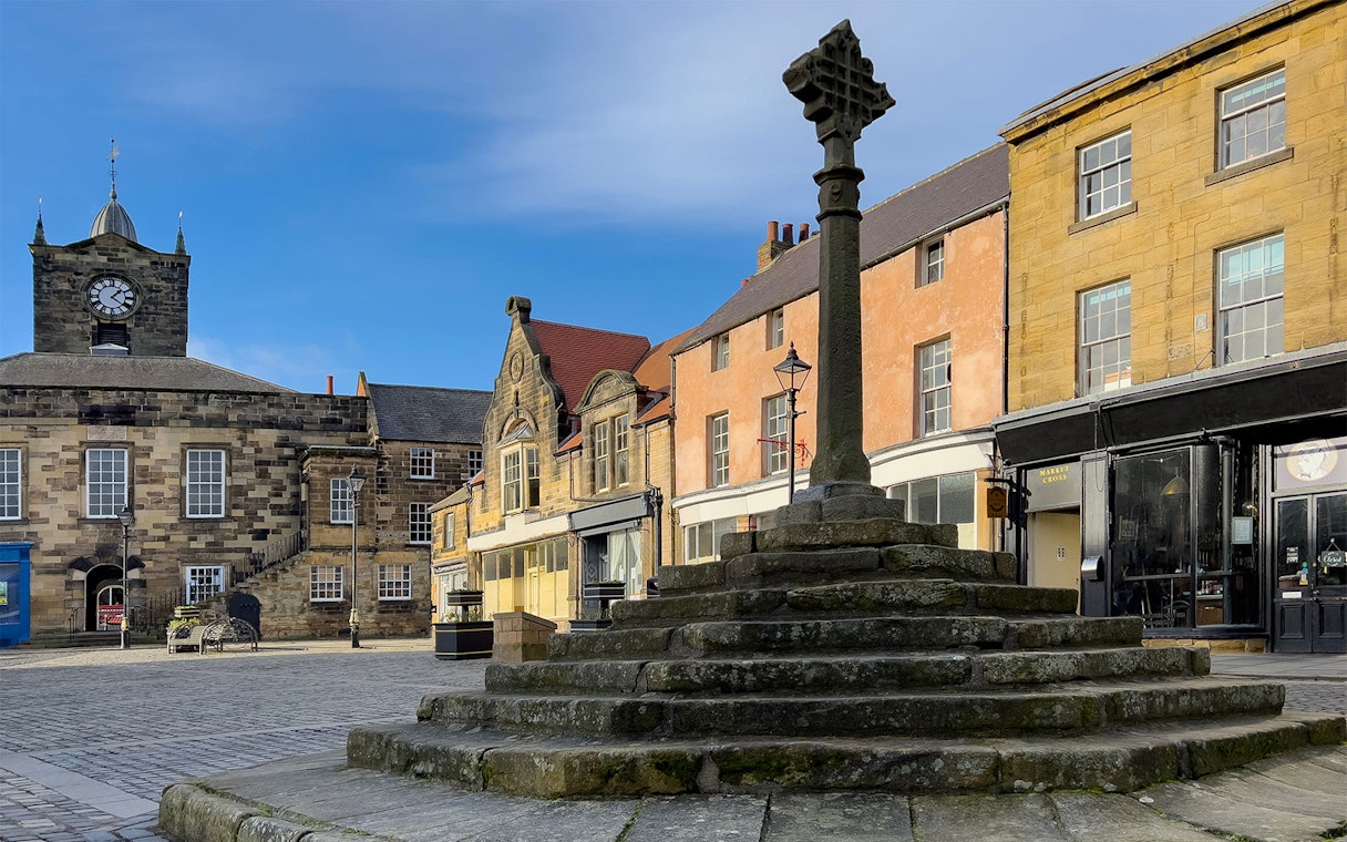 Market Cross in Alnwick town square, part of the guided day tour from Edinburgh.