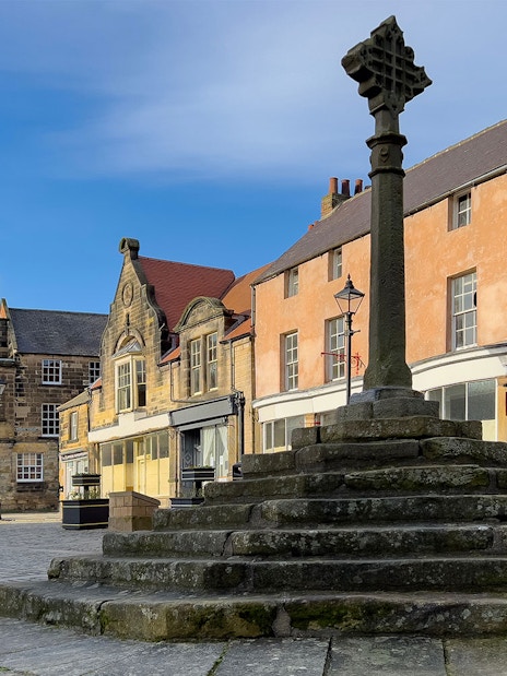 Market Cross in Alnwick town square, part of the guided day tour from Edinburgh.