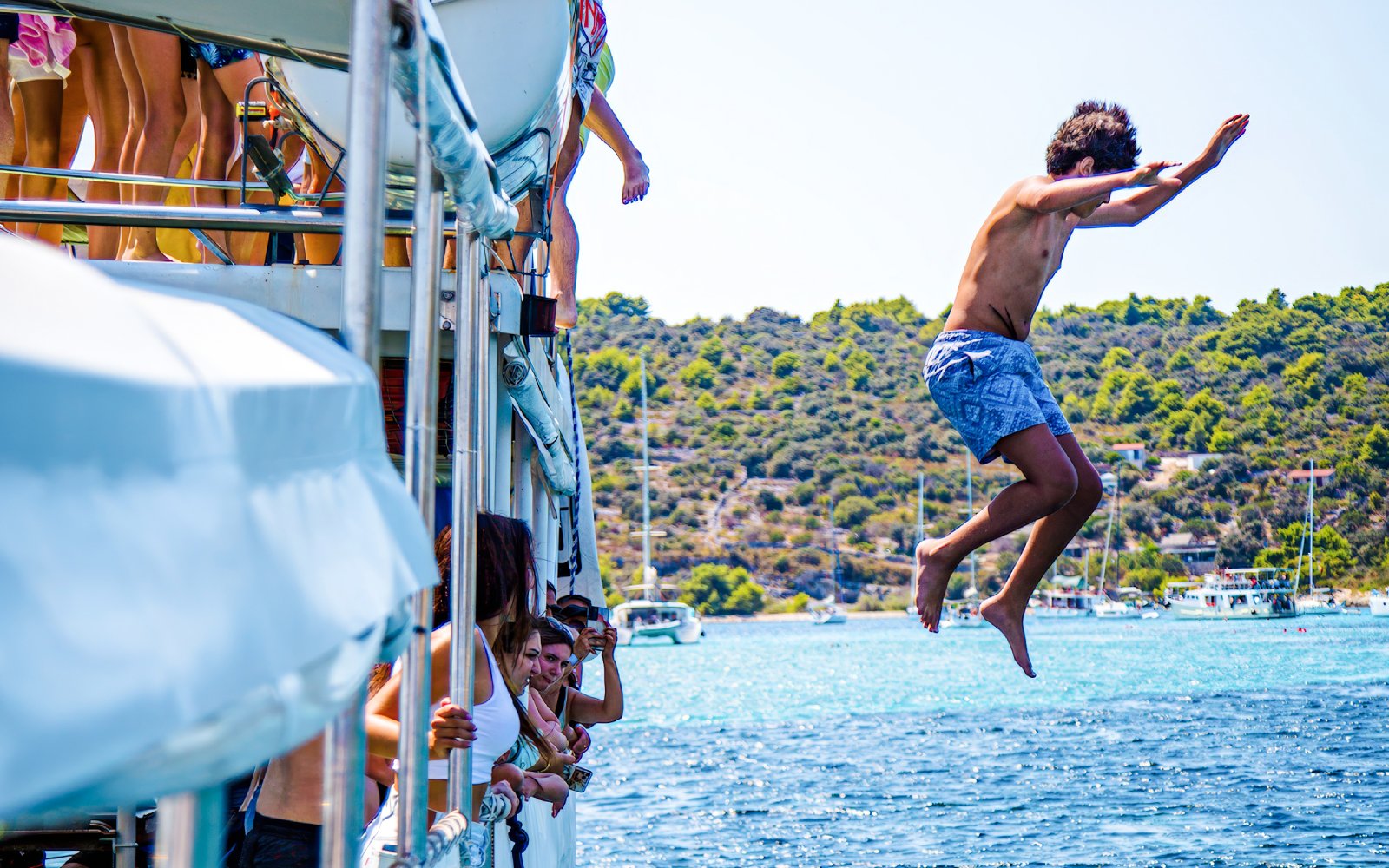 Guests jumping into the sea during Blue Lagoon and 3 Island tour from Split.