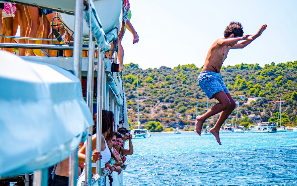 Guests jumping into the sea during Blue Lagoon and 3 Island tour from Split.