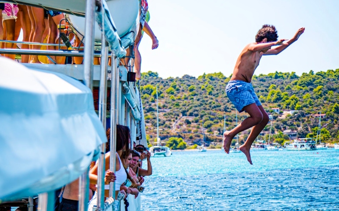 Guests jumping into the sea during Blue Lagoon and 3 Island tour from Split.