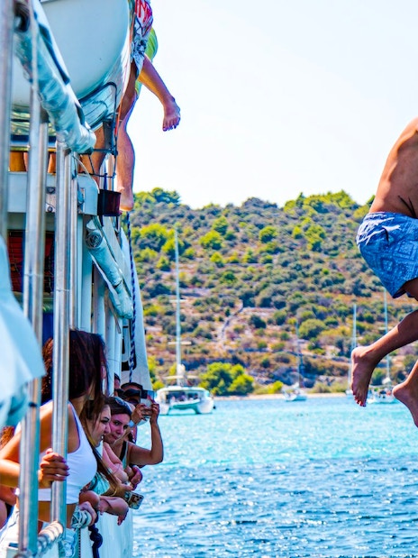 Guests jumping into the sea during Blue Lagoon and 3 Island tour from Split.
