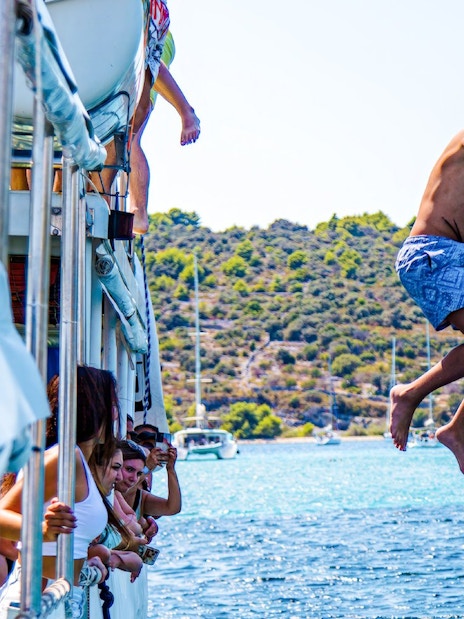 Guests jumping into the sea during Blue Lagoon and 3 Island tour from Split.