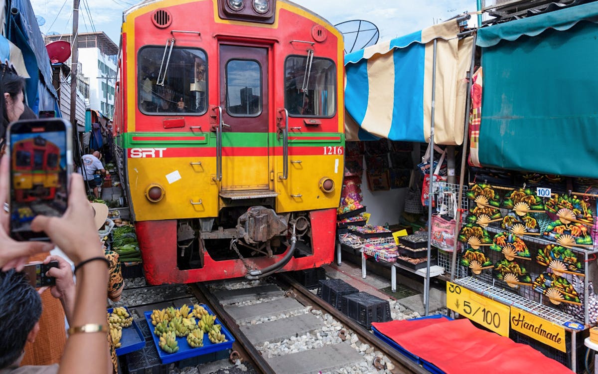 guided tour of damnoen saduak floating market & maeklong railway market-5 guided tour of damnoen saduak floating market & maeklong railway market-5