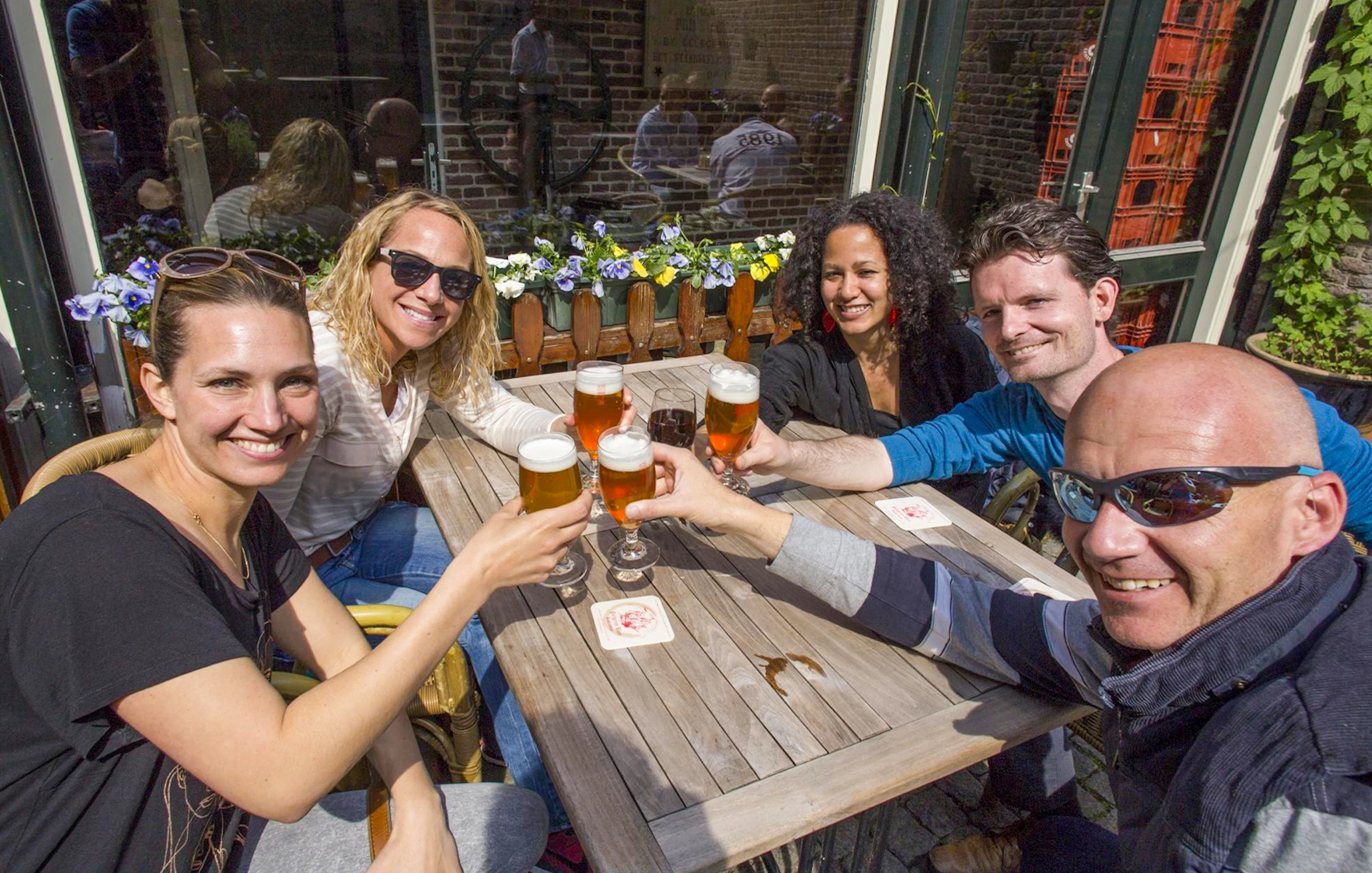 Guests enjoying beer on the Rotterdam Boat Sightseeing Tour.