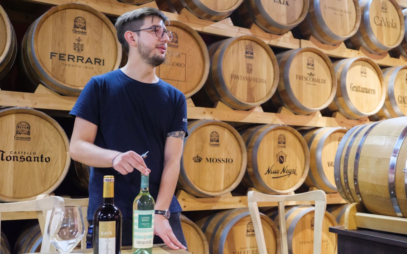 tour a piedi enogastronomico a bologna con degustazione di vini guidata da un sommelier-5