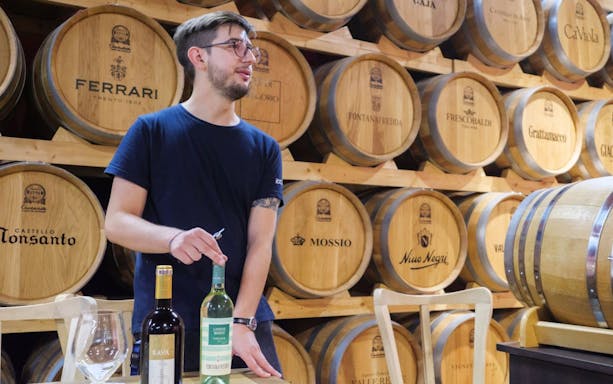 tour a piedi enogastronomico a bologna con degustazione di vini guidata da un sommelier-5
