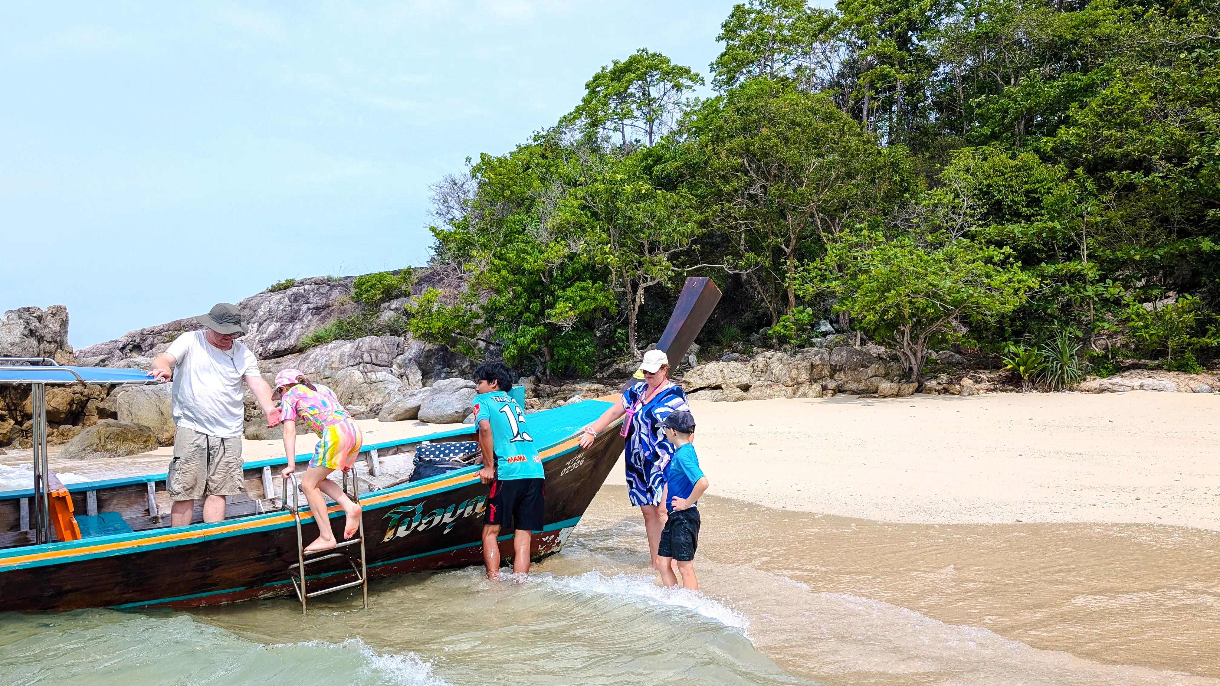 phuket: privat tur-retur-reise med langhalet båt til coral island-20