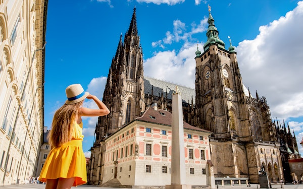 Combo: Prague Castle Guided Tour, River Cruise & Bus Transfer