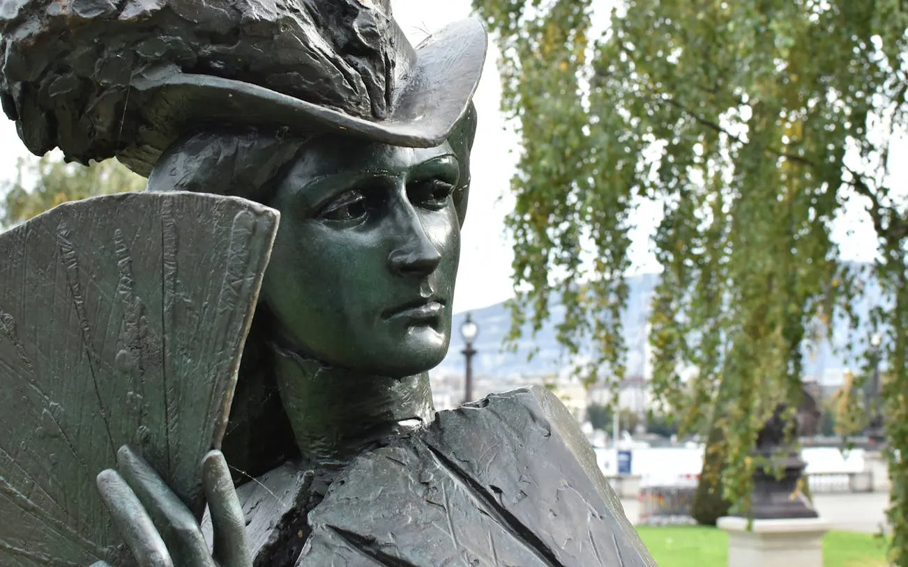 Bronze statue of a woman with a fan in Parc des Bastions, Geneva.