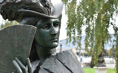 Bronze statue of a woman with a fan in Parc des Bastions, Geneva.