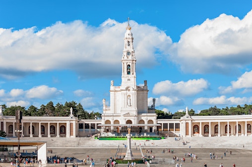 From Lisbon: Sintra, Nazaré, Fátima & Pena Park Full-Day Trip