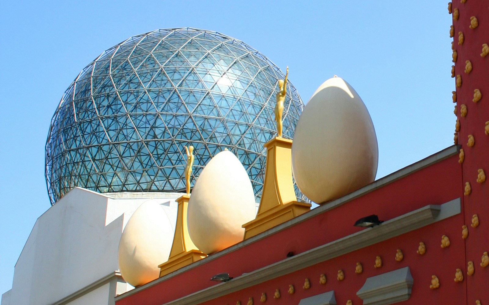 Geodesic dome and egg sculptures at Dali Museum, Figueres, Spain.