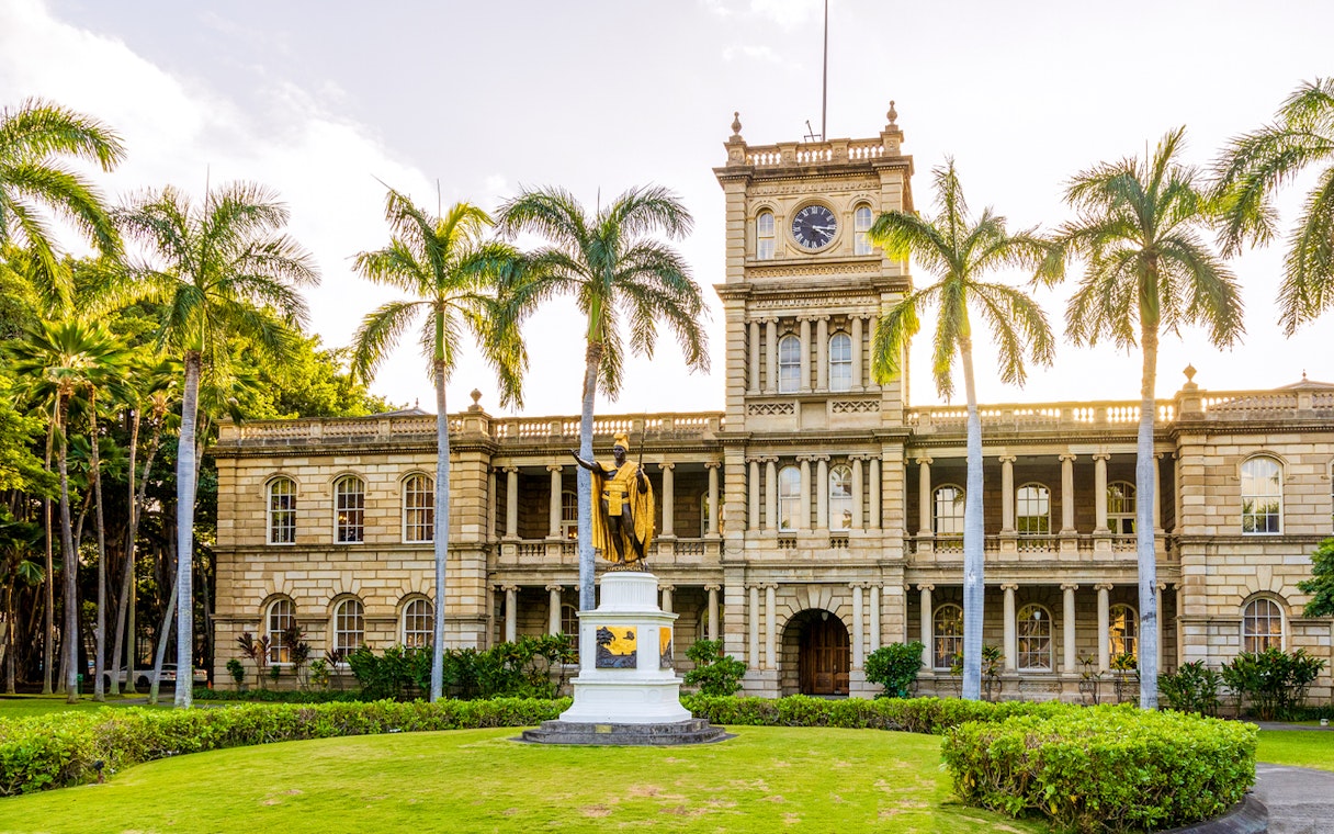 Statue of King Kamehameha with palm trees in front of Aliʻiolani Hale, Honolulu.