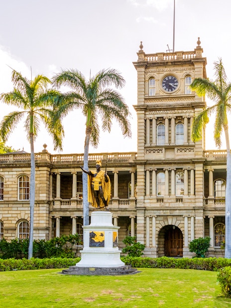 Statue of King Kamehameha with palm trees in front of Aliʻiolani Hale, Honolulu.