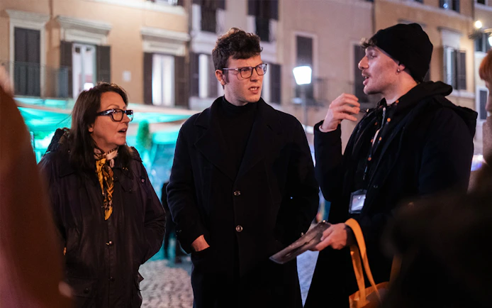 Local guide leading a haunted ghosts tour in Rome at night.