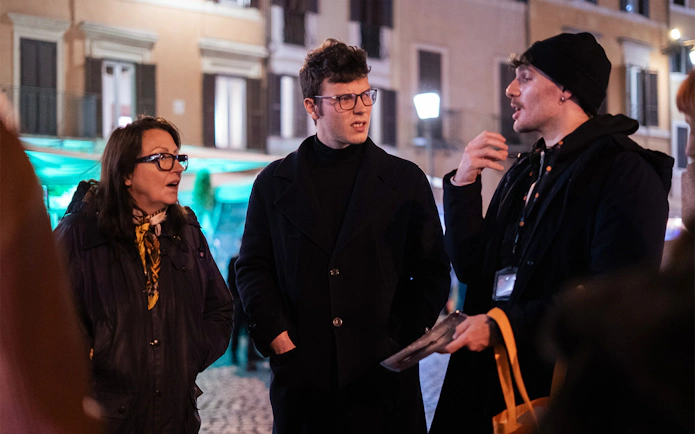 Local guide leading a haunted ghosts tour in Rome at night.