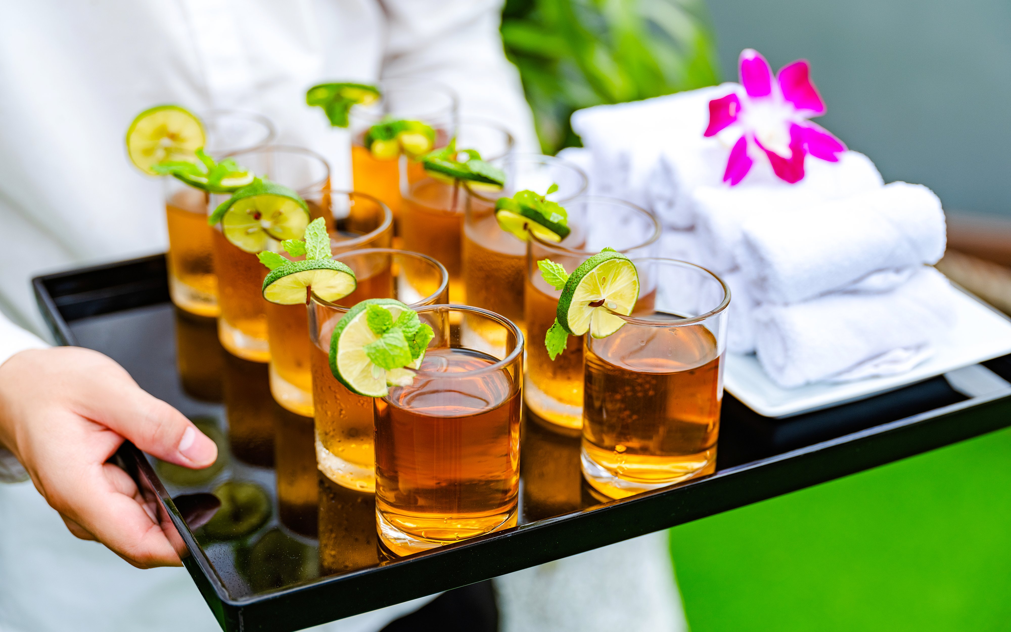 Welcome drinks with lime garnish on a tray at Hercules Premium.