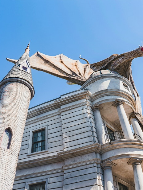Dragon atop Gringotts Bank at Universal Orlando's Harry Potter World.