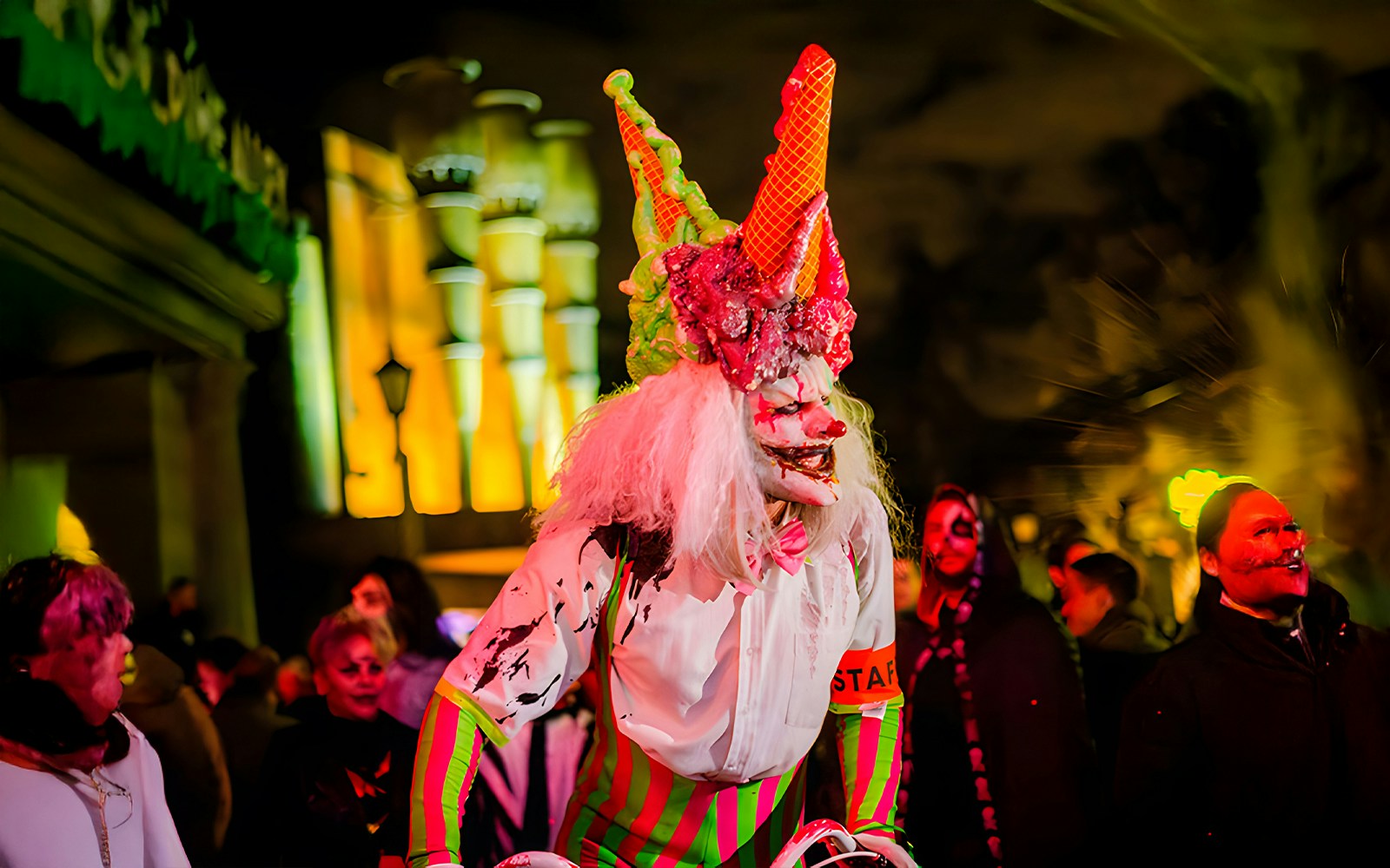 Clown performer at Parque Warner Madrid Halloween Scary Nights event.