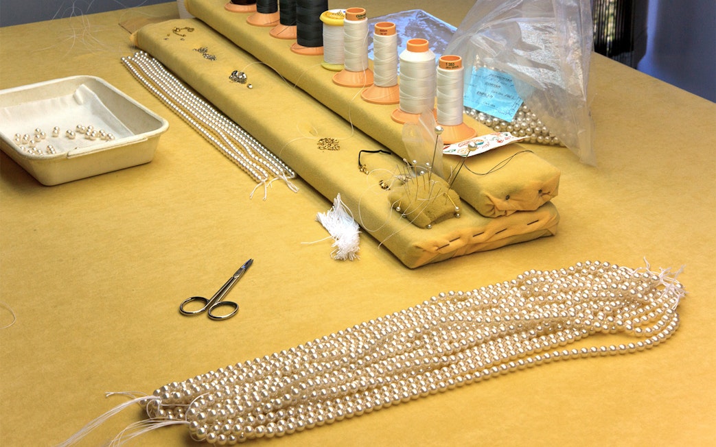 Pearl stringing workshop setup in Mallorca, featuring tools and materials for jewelry making.