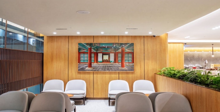 Skyhub Lounge seating area with wall art, Incheon International Airport Terminal 1.