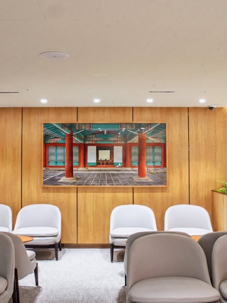 Skyhub Lounge seating area with wall art, Incheon International Airport Terminal 1.