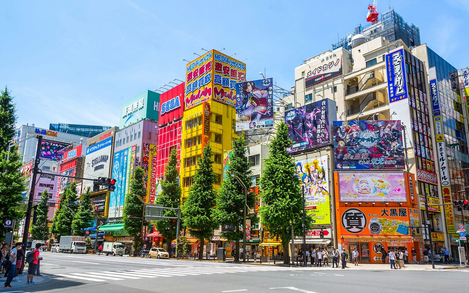 Die belebten Straßen von Akihabara in Tokio mit bunten Gebäuden, leuchtenden Werbetafeln und Fußgängern