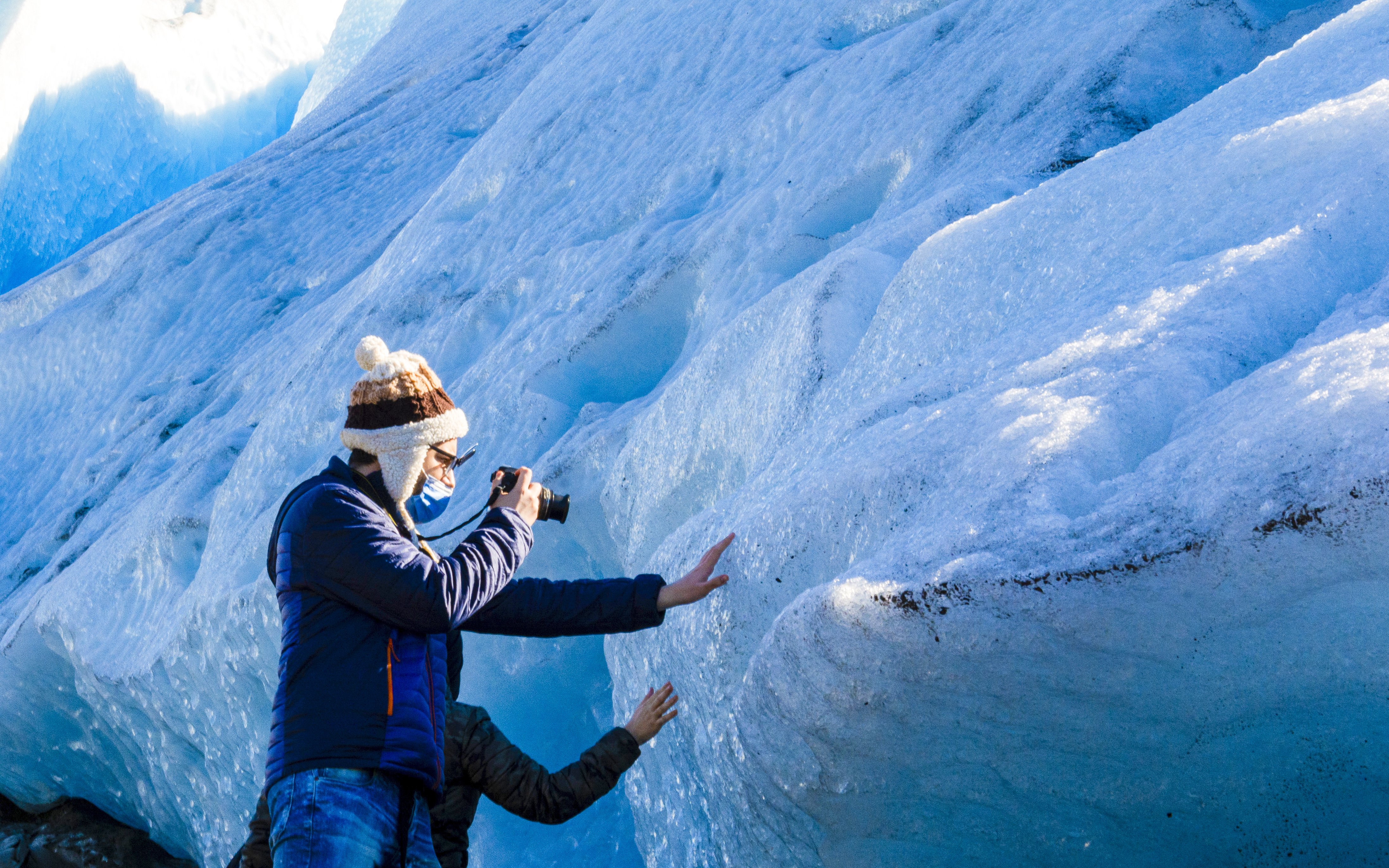 Tourist photographing ice formations on Copia de Safari Azul tour.