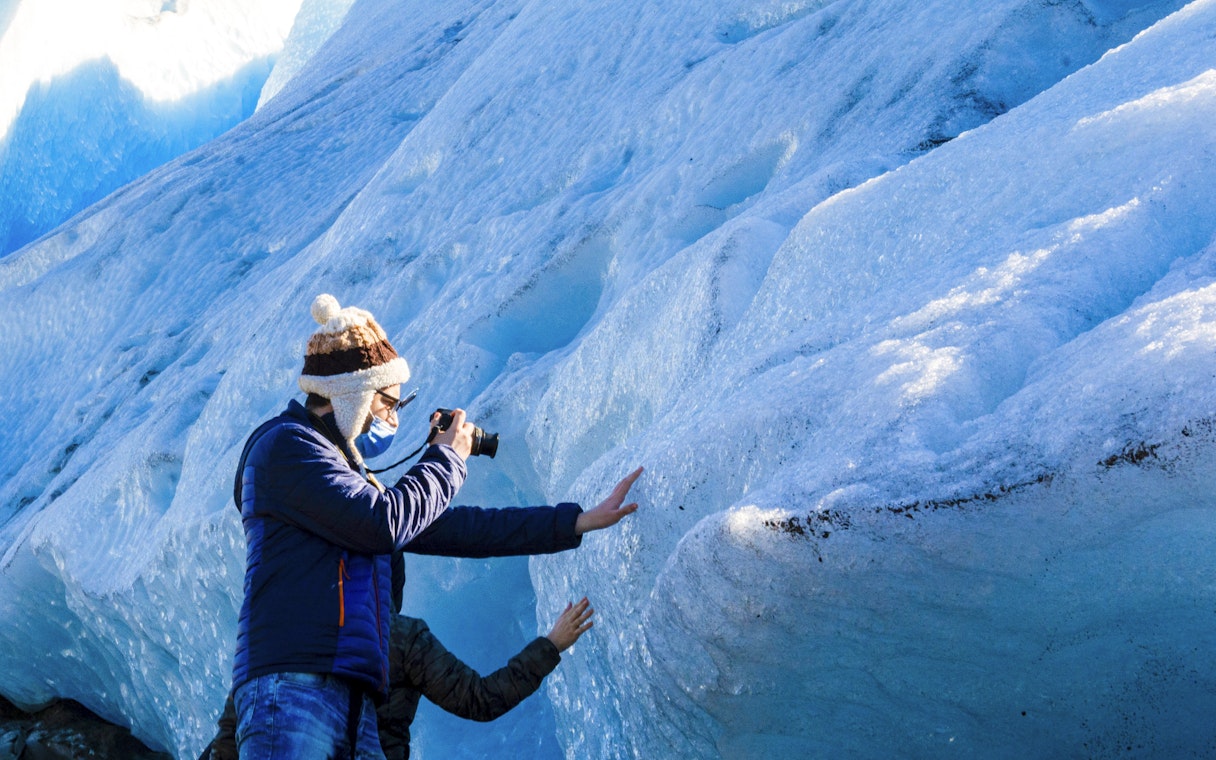 Tourist photographing ice formations on Copia de Safari Azul tour.