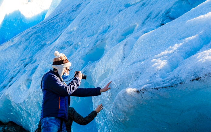 Tourist photographing ice formations on Copia de Safari Azul tour.