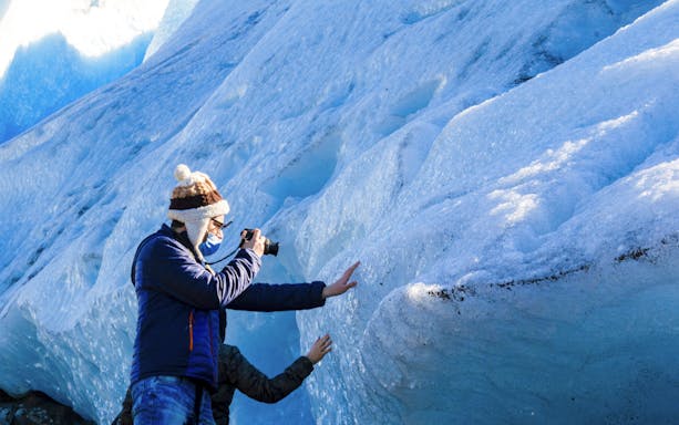 Tourist photographing ice formations on Copia de Safari Azul tour.