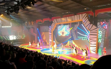 Performance at Beto Carrero World with penguin characters on stage, Florianópolis transfer tour.