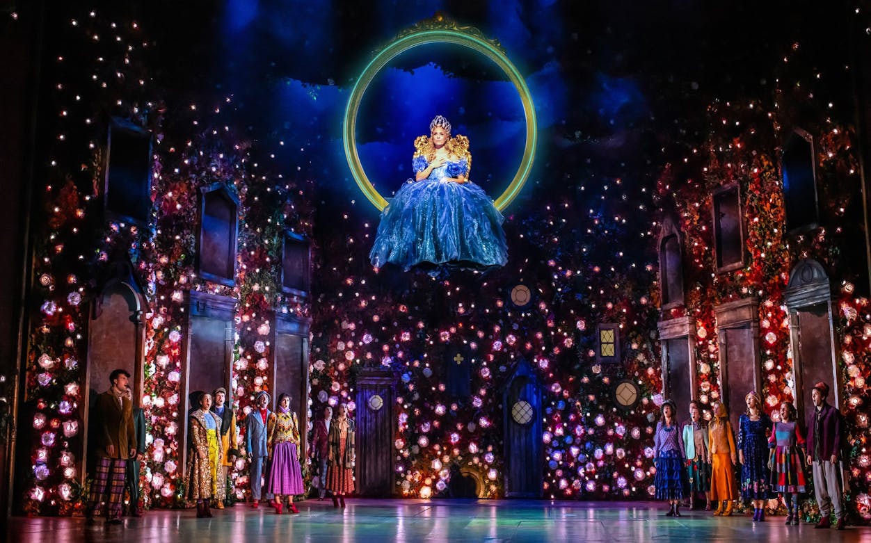 Stage scene from Wicked musical in Madrid with performers and vibrant backdrop.