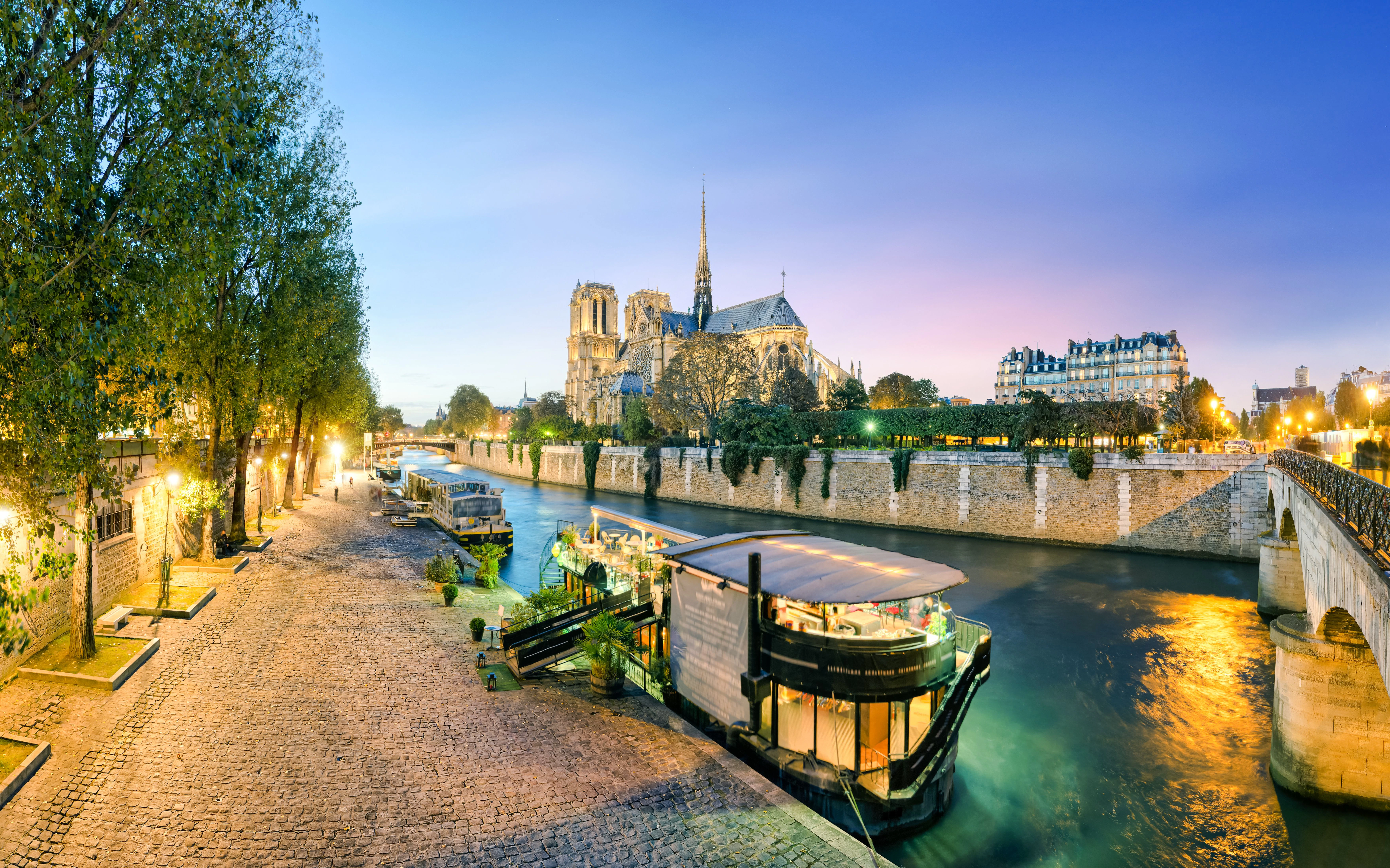 Île de la Cité at sunset with Notre-Dame Cathedral and Seine River in Paris.