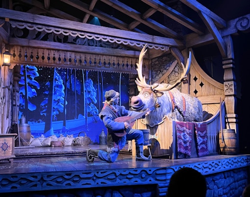 Kristoff playing guitar to Sven in Disneyland Paris Frozen A Musical Invitation.