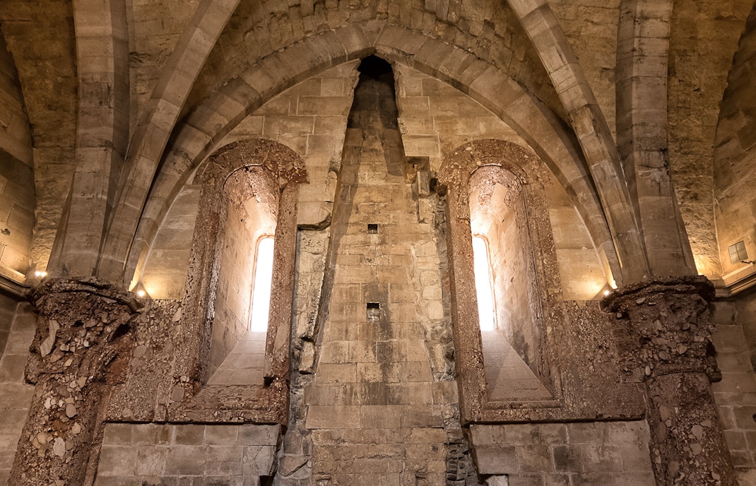 Castel del Monte - Remnants of a fireplace