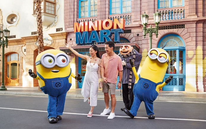 Tourists with Minions in front of Minion Mart.