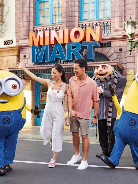 Tourists with Minions in front of Minion Mart.