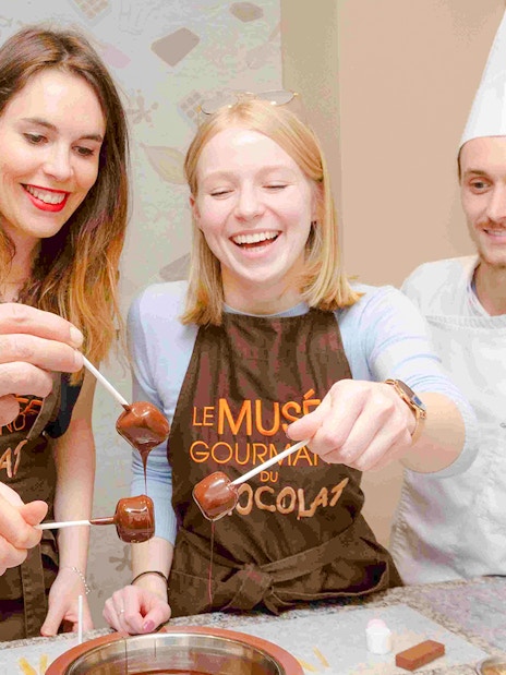 Chocolate chef guiding kids in making treats at Choco-Story Paris.
