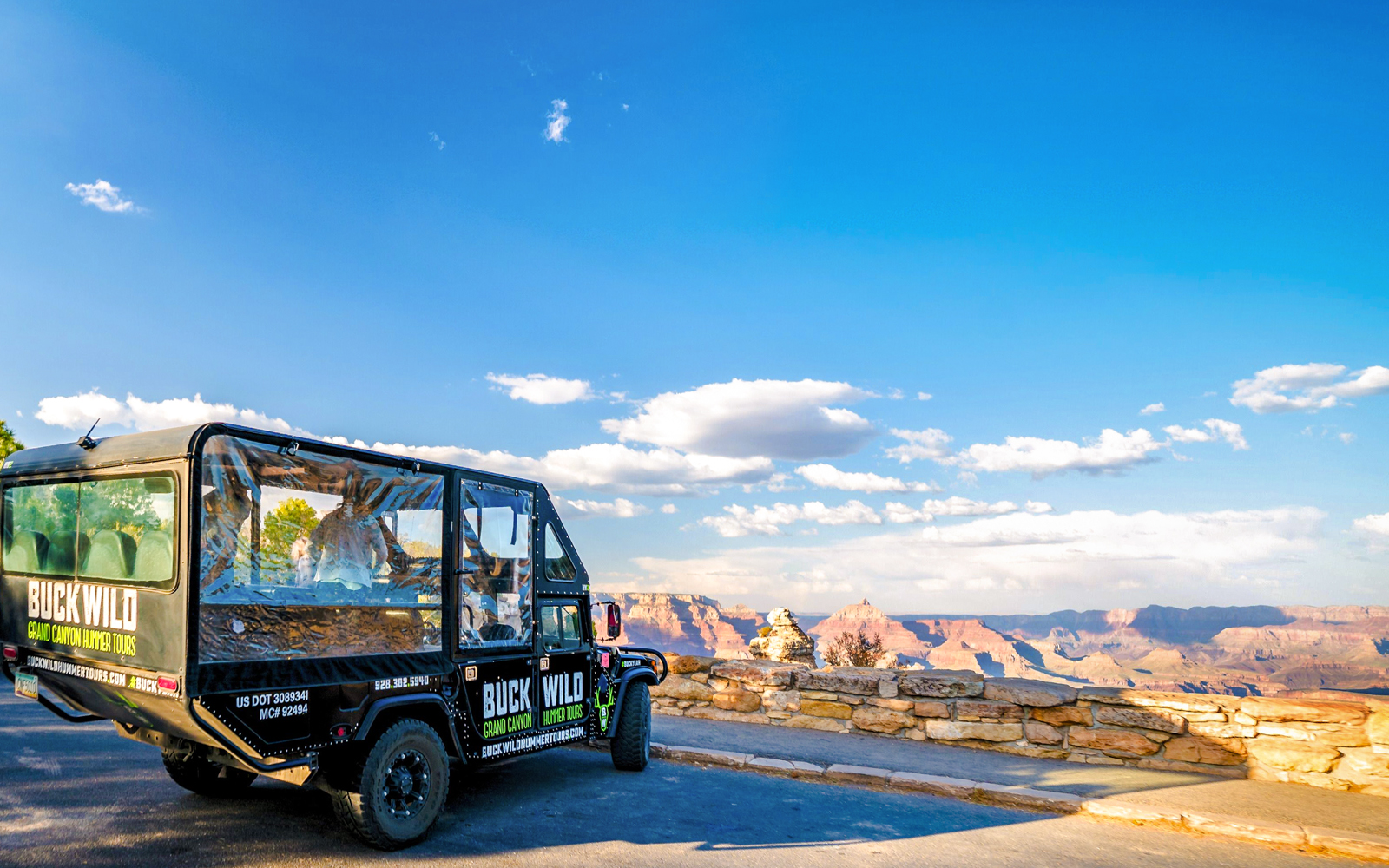 A hummer parked on the roads of Grand Canyon