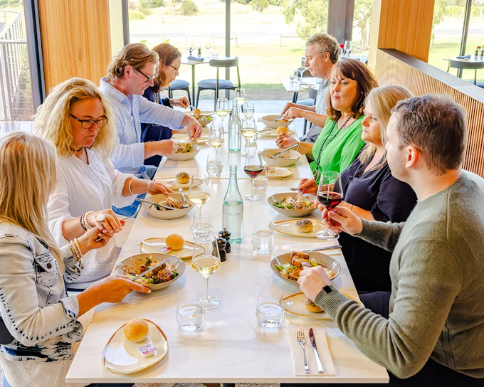 From Melbourne: Yarra Valley Wine Tour with 4 Wineries Visits and Gourmet Lunch at Balgownie Estate