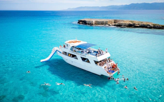 fra paphos: afrodites akamas blue lagoon – buss- og båttur med vannsklie-1