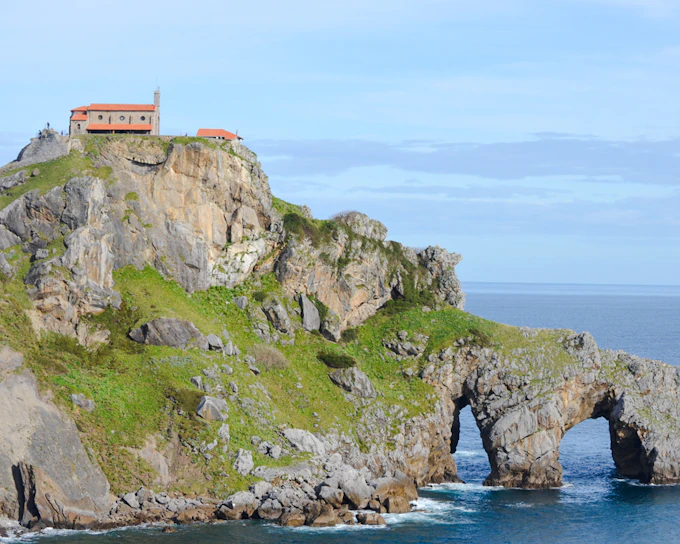 From San Sebastian: Gaztelugatxe (Dragonstone) and Guernica Day Trip