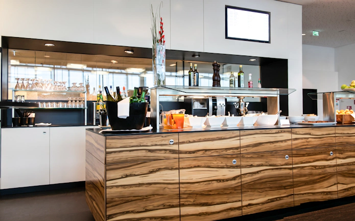 SKY Lounge buffet area with drinks and snacks at Vienna Airport Terminal 3.