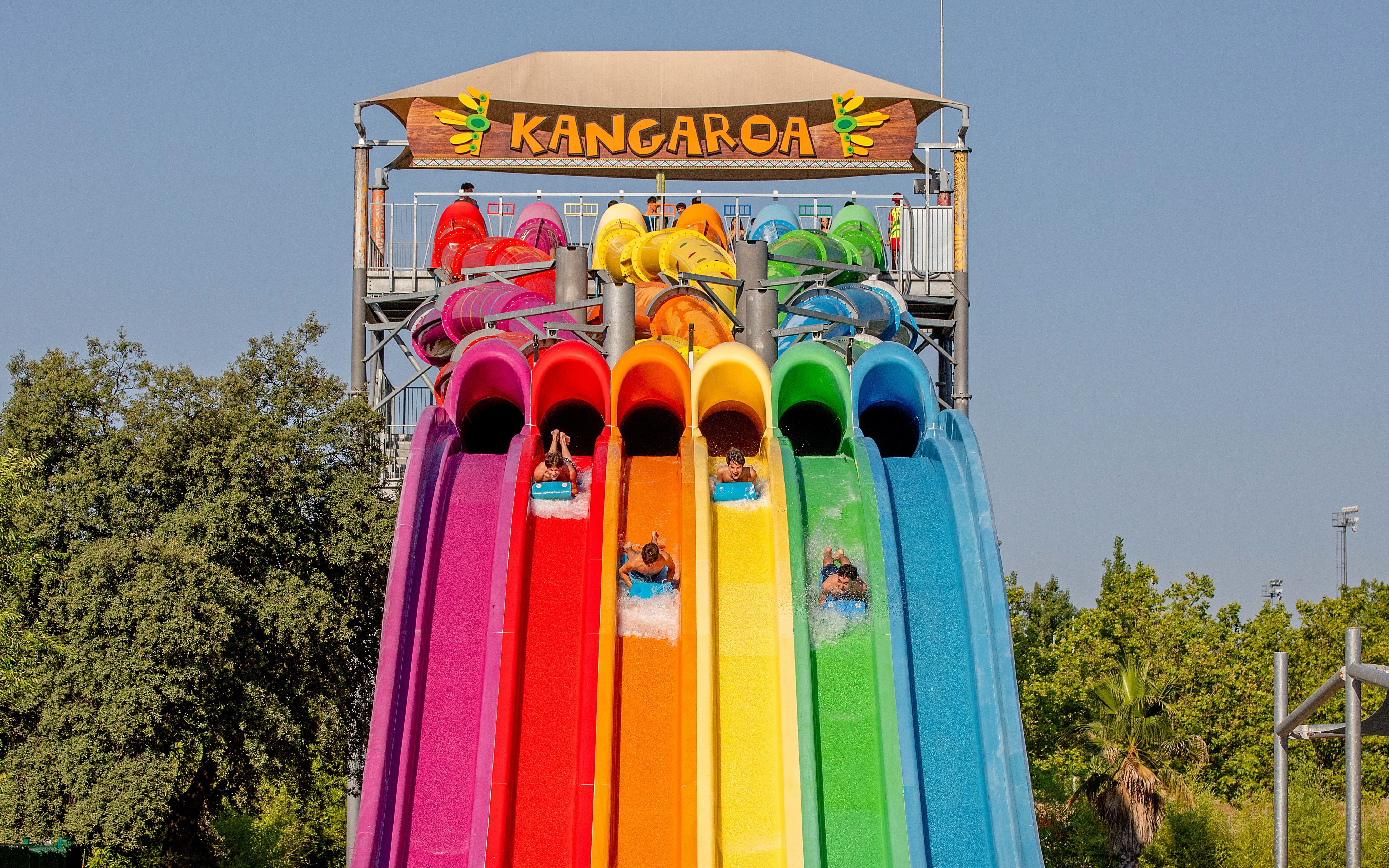 Kangaroa slide with colorful lanes at Aquopolis Villanueva de la Cañada.