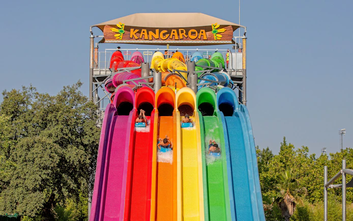 Kangaroa slide with colorful lanes at Aquopolis Villanueva de la Cañada.